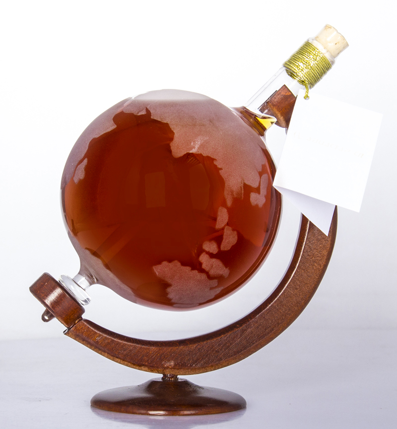 Глобус бутылка с "Коктебель 15 лет" на деревянной подставке